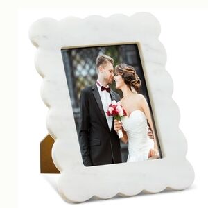 NWT 5"x7" Marble Scalloped Picture Frame Tabletop Easel Back In White